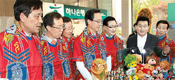 축구전문 수집가인 이재형 베스트일레븐 부장(오른쪽에서 두 번째)이 17일 하나은행 본점에서 열린 ‘풋볼 빌리지’ 개설 행사에서 참석자들에게 관련 자료를 설명하고 있다. 왼쪽부터 김정태 하나은행장, 이석연 법제처장, 노흥섭 남아공월드컵 대표팀 선수단장, 한승주 2022년 월드컵유치위원회 위원장, 조중연 대한축구협회 회장, 이재형 부장. 이훈구 기자