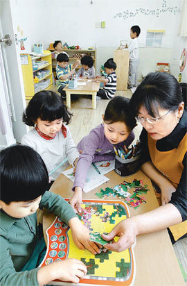 14일 서울 동대문구 장안동 연세어린이집에서 아이들이 선생님과 놀이시간을 갖고 있다. 서울형 어린이집은 야간이나 휴일에도 일해야 하는 맞벌이 부부를 위해 맞춤 보육을 제공하고 있다. 김재명 기자