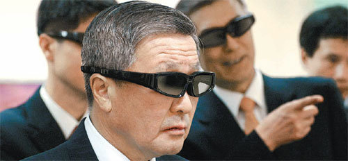 LG그룹 구본무 회장(앞쪽)이 18일 LG전자 디자인경영센터에서 3차원(3D) TV용 안경을 착용하고 3D TV 디자인을 살피고 있다. 사진 제공 LG그룹