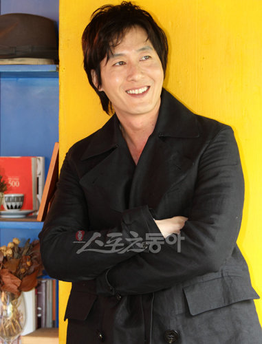 배우 김주혁이 춘향전을 재해석한 독특한 영화 ‘방자전’을 통해 이미지 변신에 나선다. 그는 이 영화에서 타이틀롤인 방자 역을 맡았다.