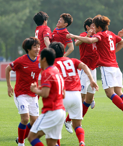 축구대표팀 선수들이 19일 훈련에서 점프해 서로의 몸을 부딪치며 공중볼에서 몸싸움을 하는 훈련을 하고 있다. 파주｜김종원 기자 won@donga.com ·임진환 기자 photolim@donga.com