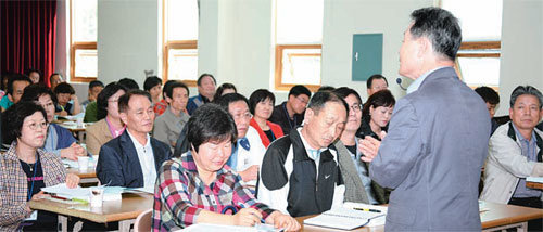 13일 인천 부평구 십정동 인천시농업기술센터 강의실에서 열린 귀농·귀촌 교육 프로그램 ‘인천그린아카데미’에 참가한 수강생들이 강의를 듣고 있다. 40명이 모집 정원이었지만 수강생 80여 명이 몰릴 정도로 시민들에게 큰 관심을 끌었다. 사진 제공 인천시농업기술센터