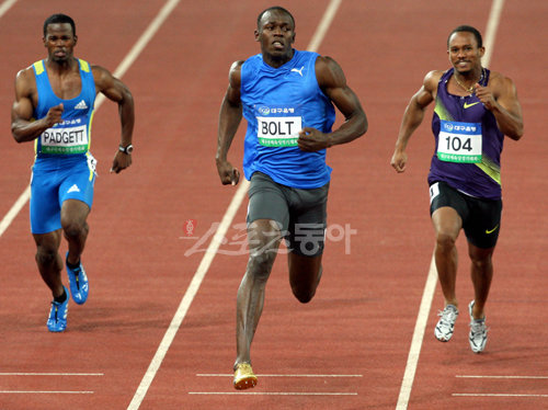 ‘세계에서 가장 빠른 사나이’ 우사인 볼트(자메이카·가운데)가 19일 대구스타디움에서 열린 2010대구국제육상경기대회 남자 100m에서 경쟁자들을 제치고 여유 있게 결승선을 통과하고 있다.