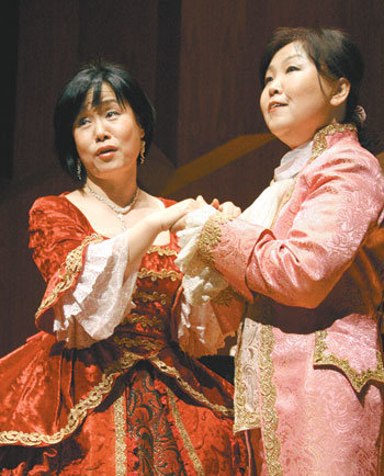 한국프랑스가곡연구회가 공연하는 ‘샤브리에의 오페레타, 부족한 교육’. 결혼을 눈앞에 둔 공트랑 백작(오른쪽·김경애)과 엘렌(김순영)이 ‘첫날밤을 어떻게 보내야 하는지’를 놓고 고민에 빠져 있다. 사진 제공 한국프랑스가곡연구회