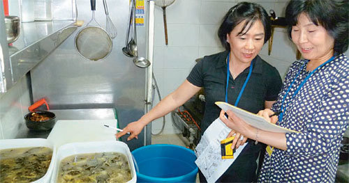 17일 오후 위생등급 점검에 나선 한국보건사회연구원 소속 위생평가원들이 서울 중구 서소문동의 한 식당 주방을 점검하고 있다. 이들은 객실, 화장실, 주방 등에서 42개 항목에 점수를 매겼다. 강경석 기자