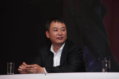 3월 24일 드라마 \'나쁜 남자\' 제주도 현장 공개에서 기자 회견을 하고 있는 이형민 감독. 사진제공 SBS