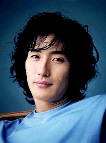 \'테리우스\' 안정환 선수(사진)의 반항아 매력은 스프레이로 만들어지는 것이 아니었다. 동아일보 자료사진