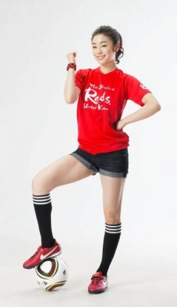 김연아가 붉은 악마로 변신해 2010 남아공월드컵에서 한국대표팀의 선전을 바라는 파이팅을 외치고 있다. 사진제공 홈플러스