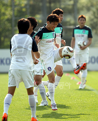 “훈련은 즐거워”   20일 파주 NFC에서 열린 월드컵 대표팀 훈련에서 박지성이 볼터치 훈련을 하며 가볍게 몸을 풀고 있다. 파주 ｜ 임진환 기자 photolim@donga.com