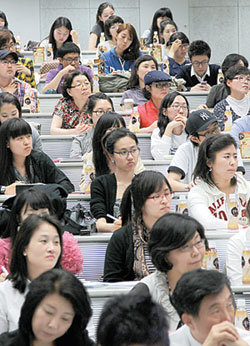 18일 서울 이화여대 ECC관에서 ‘대학생들을 대상으로 한 멘터링 세미나’ 발표를 듣고 있는 F포라 회원과 학생들. 홍진환 기자
