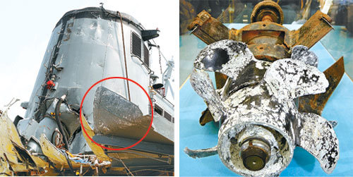천안함 연돌에도… 어뢰 프로펠러에도… 똑같은 ‘하얀 증거’19일 경기 평택시 해군 제2함대사령부에서 공개된 천안함 절단면(왼쪽 사진 점선 안)과 20일 국방부에서 공개된 어뢰 프로펠러에서 흰색 알루미늄 산화물 가루가 공통으로 관찰되고 있다. 국방부는 폭발력을 증시키기 위해 어뢰 폭약에 넣는 알루미늄 성분이 천안함 절단면과 어뢰 프로펠러에서 함께 발견된 점이 이 어뢰가 천안함을 타격한 증거라고 밝혔다. 사진공동취재단·전영한 기자 ☞ 사진 더 보기