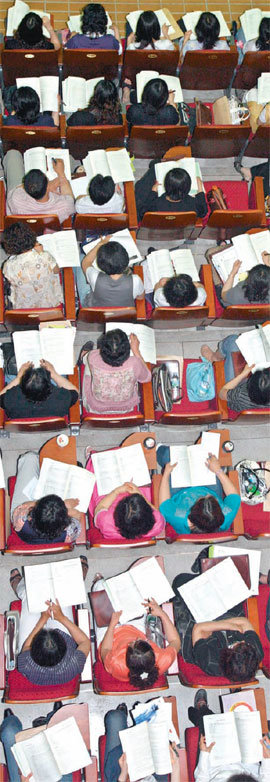 2011학년도 외고 입시에서는 자기주도학습전형이 본격 도입되는 등 큰 변화가 일어난다. 외고 입시 설명회 모습. 동아일보 자료사진