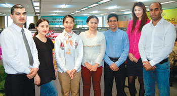 법무부 산하 ‘1345 외국인종합안내센터’에서 활동하는 다문화가정 상담원들. 왼쪽부터 레그미(네팔), 담바수렌 어츠코(몽골), 
탄티녹얀(베트남), 꾸잉(베트남), 신재민(방글라데시·한국 국적 취득), 니먕 오트곤투야(몽골), 임난초우드리(파키스탄). 사진 
제공 법무부