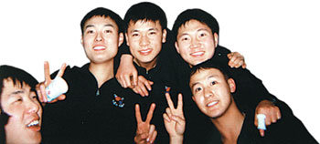 박동혁 병장은 한때 천안함에서도 의무병으로 근무한 적이 있다.천안함 시절의 박 병장(오른쪽 아래).