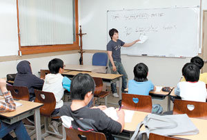 17일 서울 강남구 일원1동 ‘시프트 아카데미’에서 이광로 씨(27)가 중학교 1학년들에게 영어를 가르치고 있다. SH공사는 공사에서 지은 임대주택에 사는 중학생들에게 무료로 이 학원을 다닐 수 있게 해 주고 있다. 사진 제공 SH공사