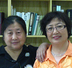 중국 사회과학원 역사연구소 딩이좡 연구원(왼쪽)과 중국제일역사당안관 만문처의 장리 연구관.강은지 기자