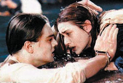 북대서양의 차가운 바닷물 속에서 구조대를 기다리는 영화 ‘타이타닉’의 리어나도 디캐프리오(왼쪽)와 널빤지에 올라탄 케이트 윈즐릿. 디캐프리오는 결국 저체온증으로 숨진다. 그러나 만약 윈즐릿과 번갈아 널빤지에 올라탔다면? 동아일보 자료 사진