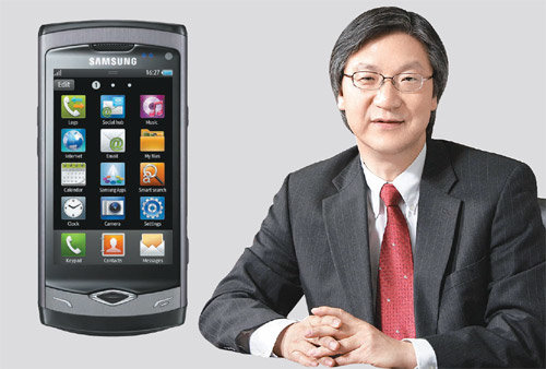 삼성전자의 독자적인 첫 휴대전화 플랫폼인 ‘바다’의 개발을 주도한 이호수 미디어솔루션센터장과 바다가 들어간 첫 휴대전화 
‘웨이브’(왼쪽). 웨이브는 유럽시장에 먼저 선보인다. 사진 제공 삼성전자