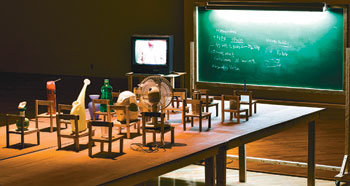 김범의 설치작품 ‘자신이 도구에 불과하다고 배우는 사물들’. 의자에 놓인 일상 사물들이 자신들이 인간을 위해 제작된 도구에 불과하다는 사실을 배우고 있다. 사진 제공 아트선재센터