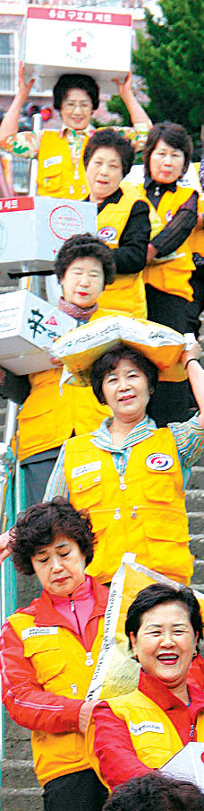 ‘아줌마의 힘이 자원봉사의 불씨를 지핀다.’ 24일 보건복지부 발표에 따르면 40∼60대 아줌마들의 자원봉사 횟수와 시간이 다른 연령대의 남녀에 비해 압도적으로 많았다. 동아일보 자료 사진