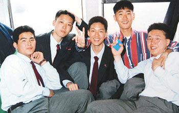 서울 동대문구에 있는 청량고 재학시절 황도현 중사(가운데)와 친구들의 즐거운 한때. 사진 제공 박공순 씨 ☞사진 더보기