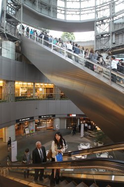 일본 도쿄도 항구 록본기 6쵸메에 위치한 복합 주거문화 쇼핑몰 록본기 힐스.