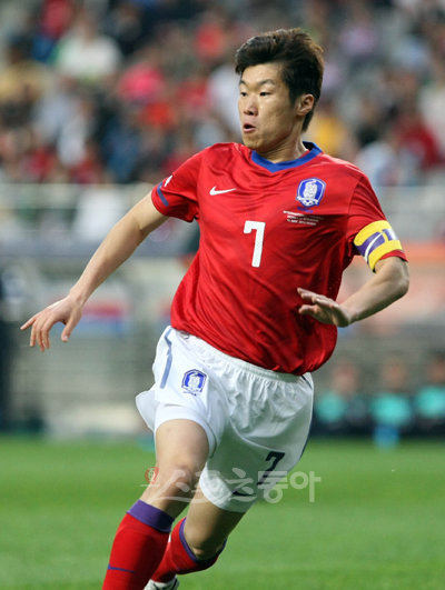 ‘등번호 7’과 ‘노란 완장’은 이제 한국대표팀의 상징이 돼 버렸다. 박지성은 월드컵 사상 첫 원정 16강을 노리는 허정무호의 핵심 전력이다. [스포츠동아 DB]