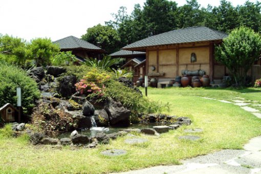 제주도 한라산 자락의 한옥 펜션 ‘가산토방’. 황토를 두껍게 발라 건강까지 챙길 수 있다.