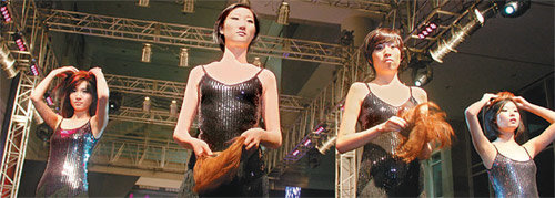 23일 오후 대전시청에서 열린 ‘2010 Korea Beauty & Fashion Collection’ 행사장에서 참가자들이 씨크릿우먼 패션가발을 선보이고 있다. 이기진 기자
