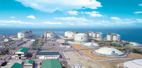 인천 연수구 한국가스공사 인천생산기지 전경. LNG운반선이 이곳에 접안해 LNG저장탱크에 가스를 저장한다. 사진 제공 한국가스공사