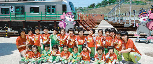 이달 초 대구도시철도 문양차량기지를 찾은 유치원생들이 인솔 교사들과 포즈를 취하고 있다. 사진 제공 대구도시철도공사
