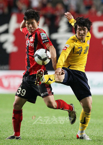 서울 김태환(왼쪽)과 성남 고재성이 26일 벌어진 K리그 컵대회 2라운드에서 볼을 차지하기 위해 경쟁하고 있다.
