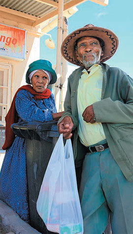 비울스드리프 국경마을을 떠나 나미브사막의 소수스플라이로 가는 도중 지난 베타니의 수퍼마켓에서 만난 이 마을 노인들. 19세기 식민시대를 떠올리게 하는 복장이 흥미롭다.