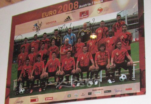 스페인 선수단의 친필 사인 사진첩이 걸린 노이슈티프트 캄플 구장 인근 카페의 벽면.