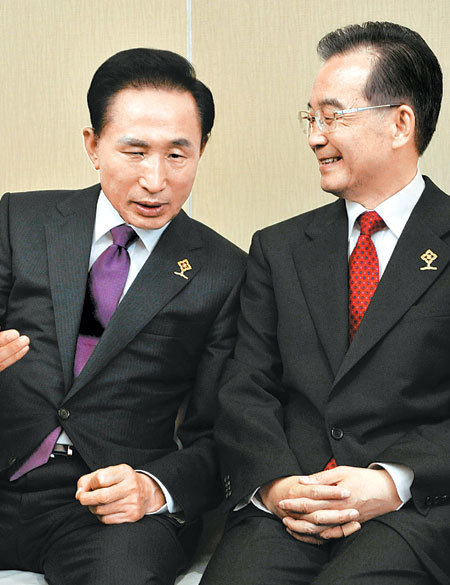 원자바오 중국 총리(오른쪽)가 28일 한국을 찾는다. 그가 어떤 입장을 밝힐지 관심이 쏠리고 있다. 이명박 대통령과 원 총리가 지난해 10월 25일 태국 후아힌에서 열린 동아시아 정상회담에서 나란히 앉아 이야기를 나누는 모습. 동아일보 자료 사진