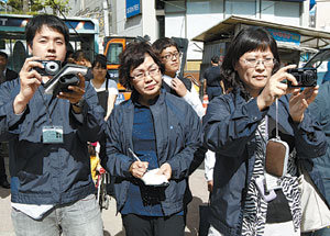 ‘일일 명예 선거부정감시단원’으로 위촉된 본보 강경석 기자(왼쪽)가 동료 감시단원들과 함께 경기 시흥시의 한 선거유세 현장을 지켜보고 있다.시흥=김재명 기자