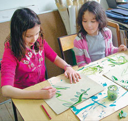 파리 시내 뒤수브 초등학교에서 2학년 학생들이 미술수업을 받고 있다.