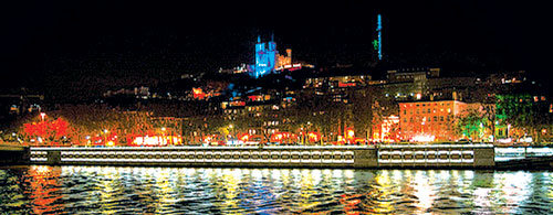 빛으로 디자인한 리옹의 밤은 수도 파리로만 몰리던 관광객들의 발길을 잡는 데 성공했다. 축제가 시작된 1989년 이후 10년 동안리옹을 찾는 관광객은 약 25% 늘었다. 사진 출처 리옹빛축제 홈페이지