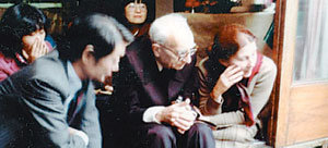 1981년 10월 방한해 서울 동대문구 이문동에서 무당 김금화의 신사굿을 참관하고 있는 클로드 레비스트로스(앞줄 가운데). 오른쪽에 있는 여성은 부인인 모니카 레비스트로스. 사진 제공 이두현 서울대 명예교수