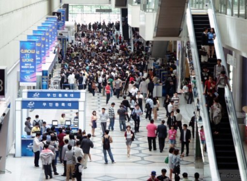 입장을 기다리는 수많은 참관객