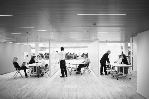 부서 간 공간 구분을 하지 않고, 직원들은 프로젝트에 따라 이동하며 일하도록 하는 등 일터의 혁신을 통해 창조 기업으로 변신한 덴마크의 보청기 회사 오티콘. 사진 제공 이콘