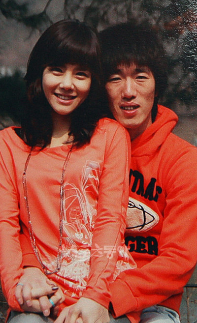 여자 친구 이연두(왼쪽)와 다정한 포즈를 취하고 있는 김정우. 2007년 처음 만나 현재까지 아름다운 사랑을 가꿔가고 있다. 임진환 기자 photolim@donga.com