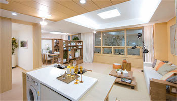 ‘코오롱 더프라우 2차’의 오피스텔 126m²형. 편안하고 안락한 느낌을 주도록 꾸몄으며 현관 왼쪽에 침실 전용 공간이 마련돼 있다. 사진 제공 코오롱건설