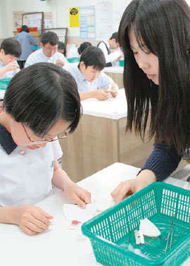 수학 과학 서술형 평가에서 고득점을 받기 위해선 공식과 개념을 정확히 이해하고 답안을 작성해야 한다. 사진은 학생을 지도하는 서울 불암중학교 송미애 과학과 교사.