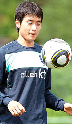 허벅지 부상으로 재활 훈련에 매달리고 있는 이동국이 벨라루스와 평가전을 하루 앞둔 29일 전지훈련지인 오스트리아 노이슈티프트 캄플 구장에서 훈련을 하고 있다. 노이슈티프트=전영한 기자