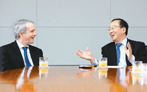 현오석 한국개발연구원(KDI) 원장(오른쪽)과 콜린 브래드퍼드 미국 브루킹스연구소 선임연구원은 주요 20개국(G20) 정상회의가 글로벌 이슈를 원활하게 논의하고 해결하기 위해서는 세계 경제협력의 최상위 협의체로 자리매김해야 한다는 데 의견을 모았다. 변영욱 기자 cut@donga.com
