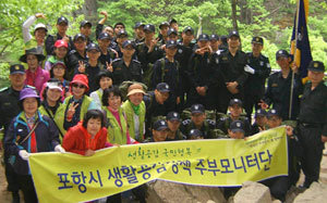 행정안전부 생활공감기획단 산하 주부모니터단 포항시지부 회원들이 10일 경북 포항시 포항교도소를 방문해 의무복무 중인 교도대원들과 함께 인근 야산에서 자연보호 활동을 벌였다. 사진 제공 행정안전부