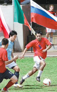 30일 오전 열린 외국인 미니 월드컵 대회에서 이탈리아팀으로 출전한 한국인 노현우씨(가운데)가 공을 몰고 가자 캐나다 선수들이 압박수비를 하고 있다. 노 씨는 국내거주 이탈리아인들이 운영하는 ‘조기축구회’ 소속으로 이날 경기에 출전했다.김재명 기자 base@donga.com