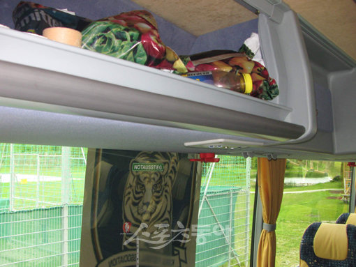 오스트리아 전훈 기간 동안 대표팀이 쓰고 있는 버스의 내부 모습. 테이핑과 여러 가지 물품들이 쌓여 있는 것을 확인할 수 있다.