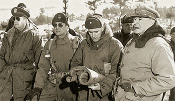 순시 중인 리지웨이 장군  맥아더 장군(오른쪽)과 전장을 순시 중인 리지웨이 장군(왼쪽에서 두 번째). 워커 장군 후임으로 미8군사령관에 임명된 그는 지평리전투를 승리로 이끈 주역이다. 동아일보 자료 사진